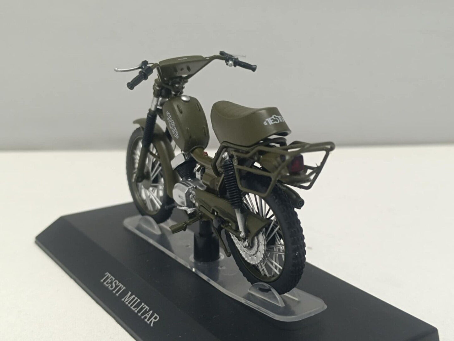 Testi Militar Motorino Edicola Leo Models 1:18 Usato + Basetta