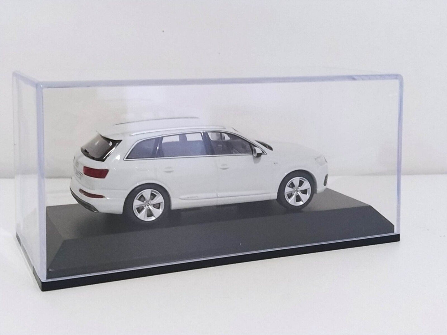 Modellino Auto Audi Q7 Spark 1:43 Bianco GM Shop