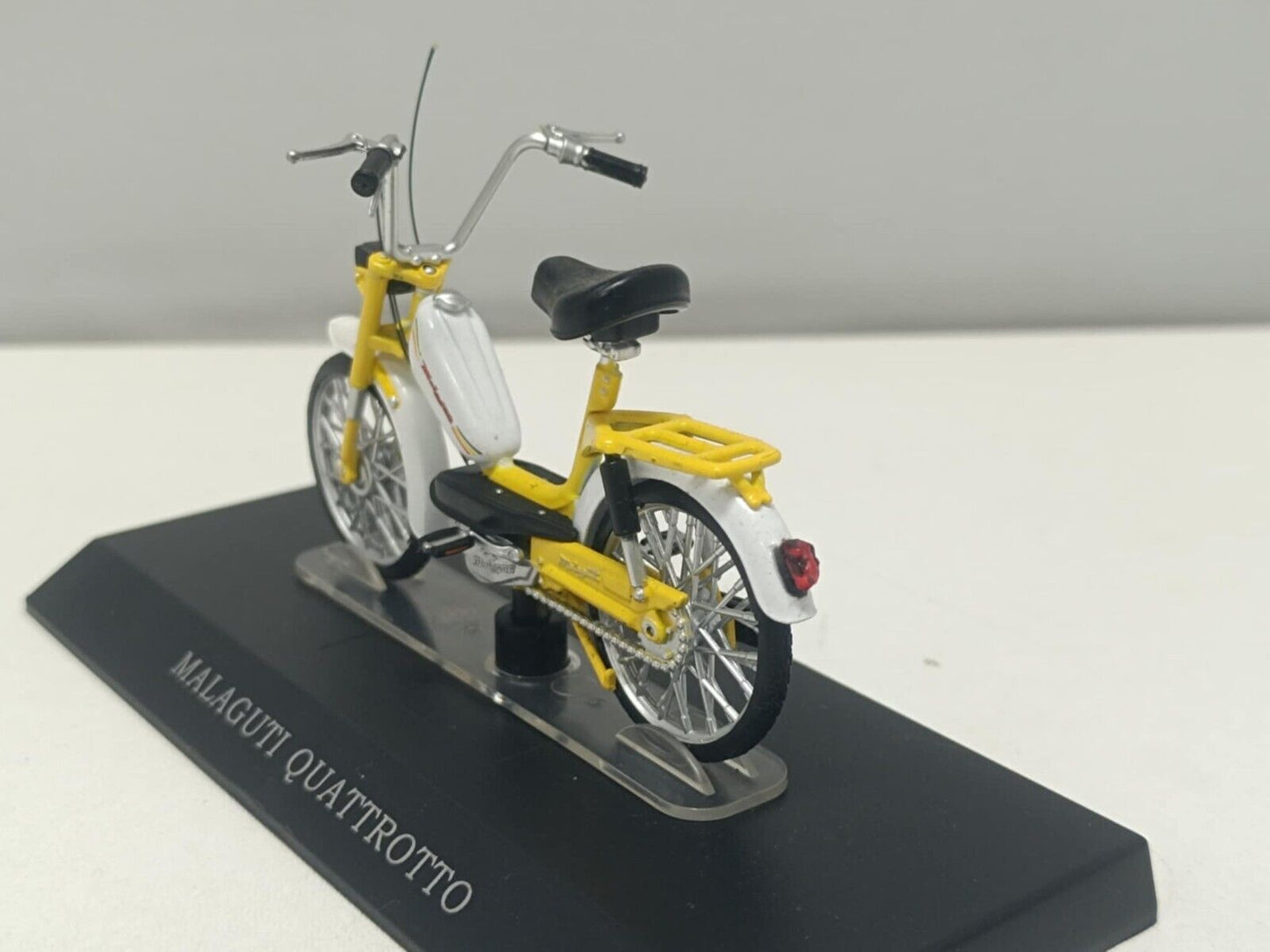 Malaguti Quattrotto Motorino Edicola Leo Models 1:18 Usato + Basetta