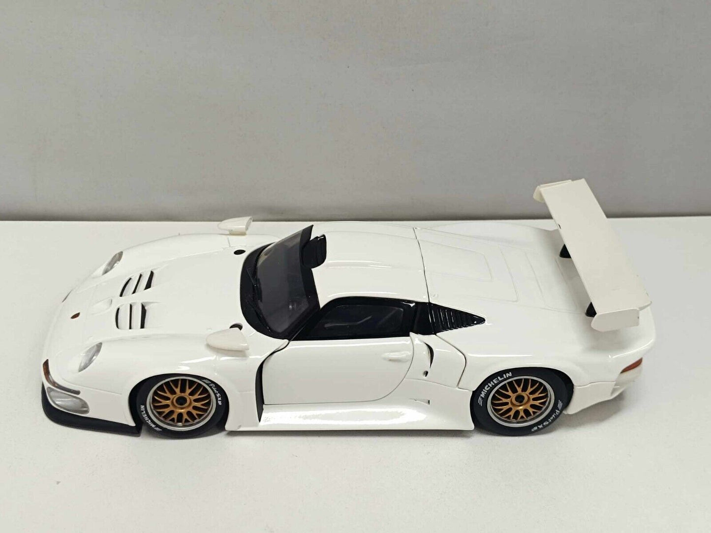 Porsche 911 GT1 White 1996 - UT Models 1:18