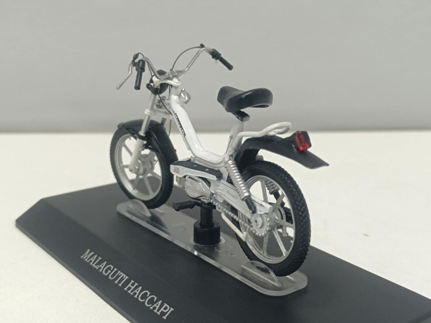 Malaguti Haccapi Motorino Edicola Leo Models 1:18 Usato + Basetta