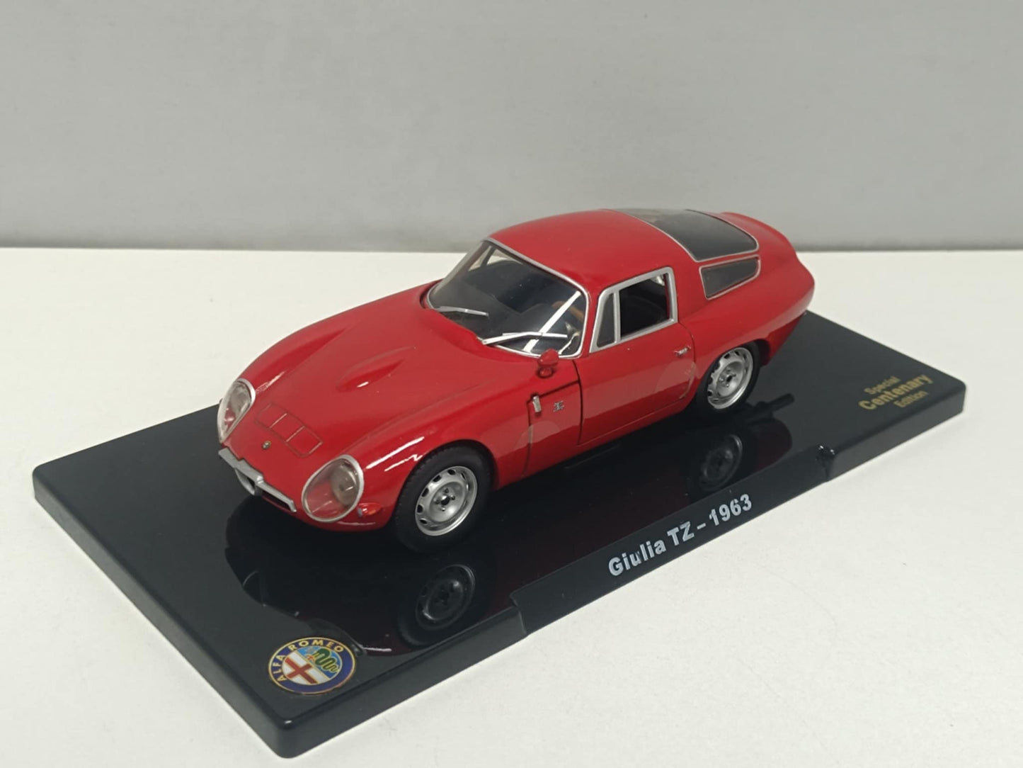 Alfa Romeo Giulia TZ 1963 Rosso Red Edicola 1:24 Usato + Base 1/24