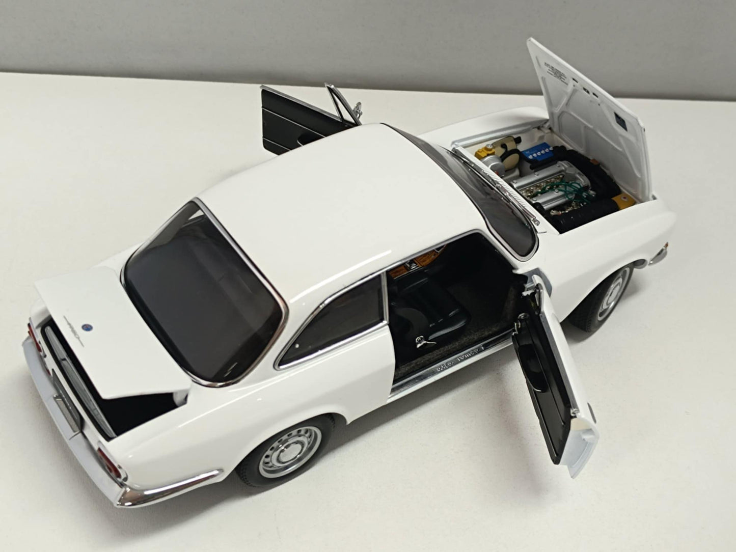 Alfa Romeo 1750 GTV 1967 White Bianco - Autoart 1:18 Usato 1/18