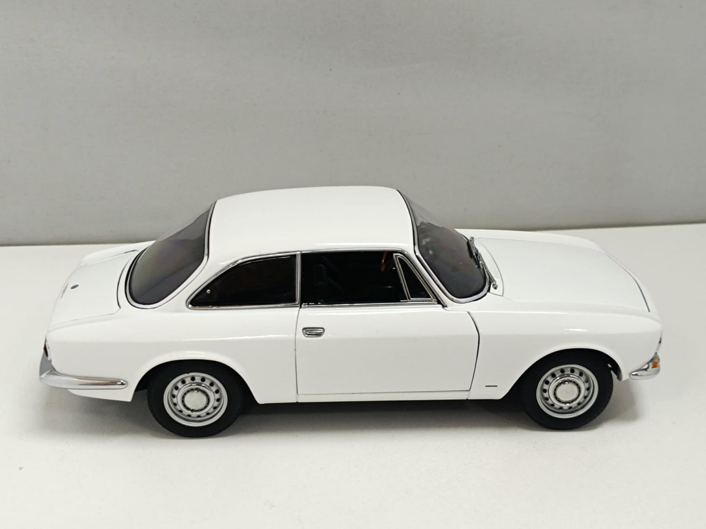 Alfa Romeo 1750 GTV 1967 White Bianco - Autoart 1:18 Usato 1/18