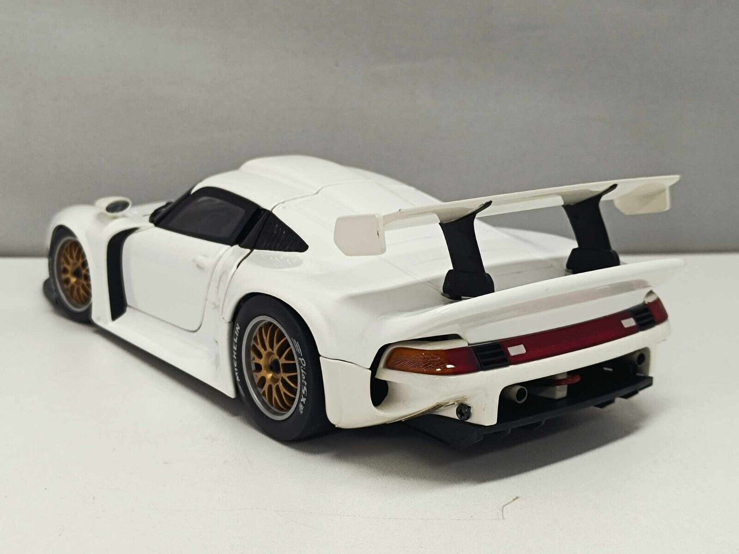 Porsche 911 GT1 White 1996 - UT Models 1:18
