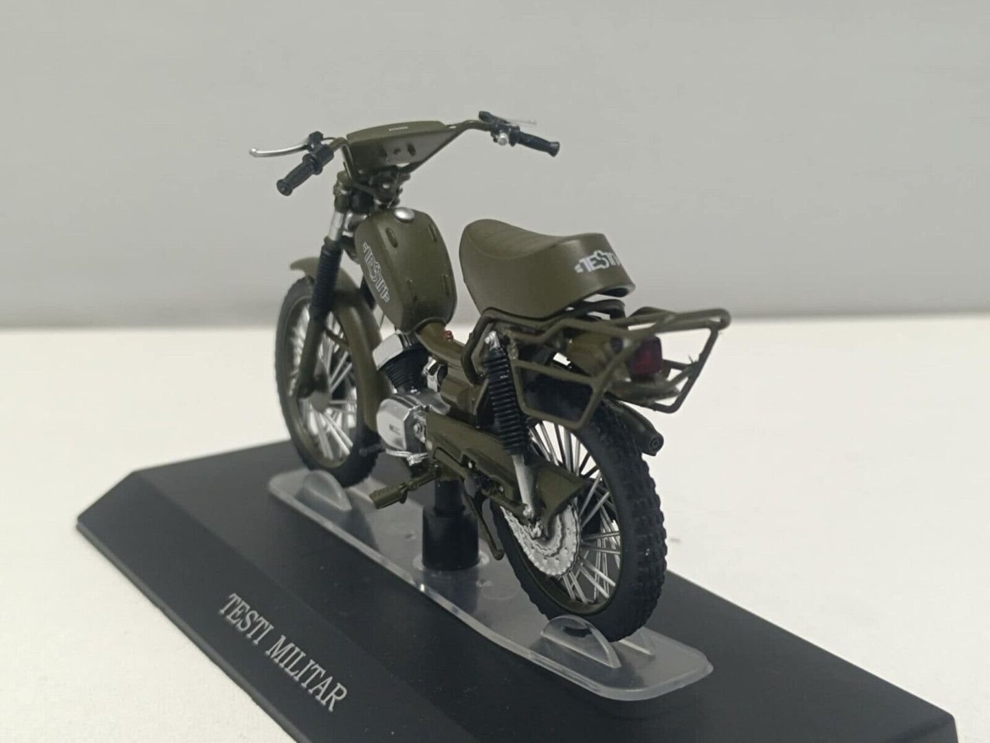 Testi Militar Motorino Edicola Leo Models 1:18 Usato + Basetta