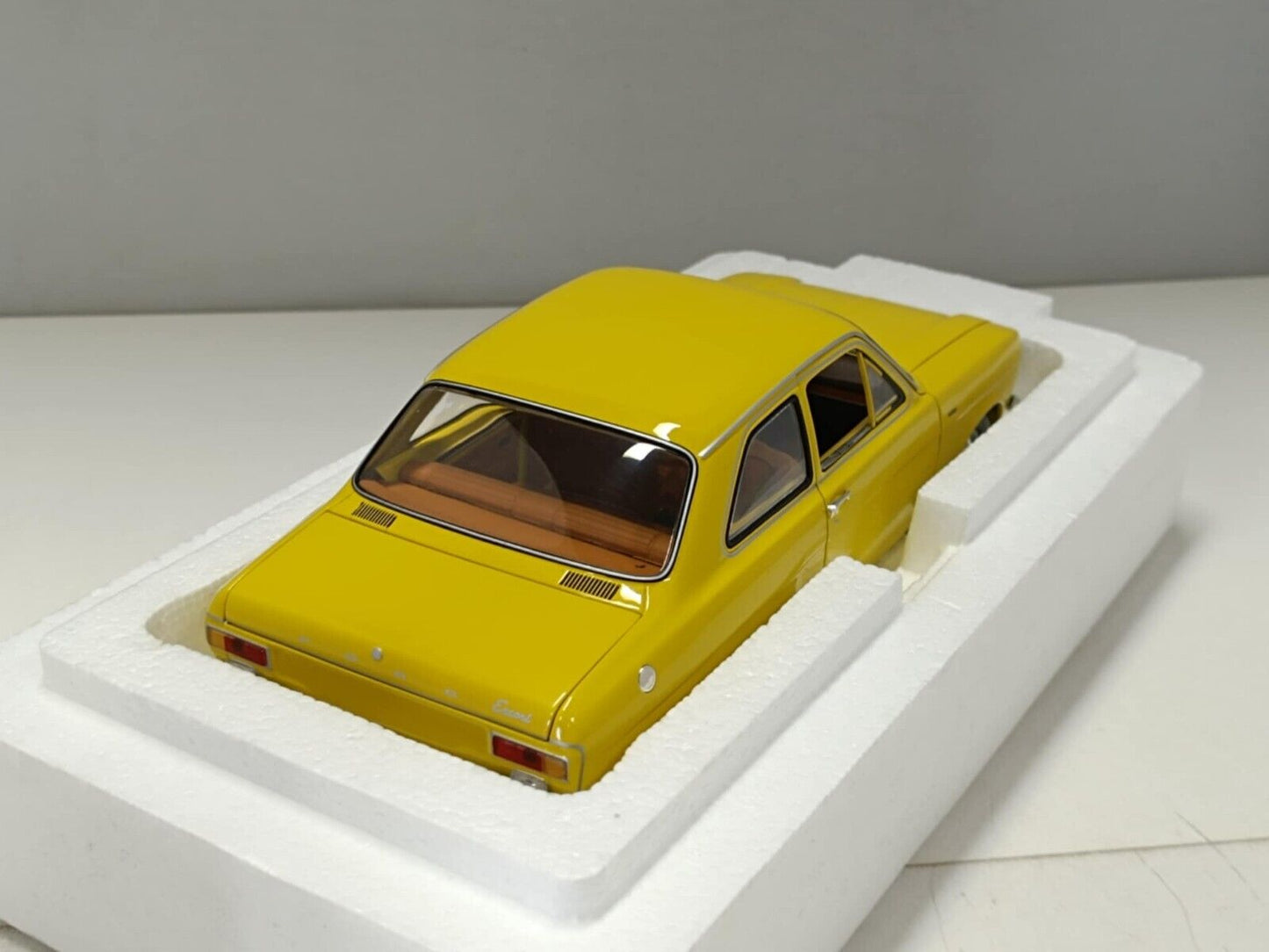 Ford Escort I Street 1971 Giallo Yellow Minichamps 1:18 Usato + Box 1/18
