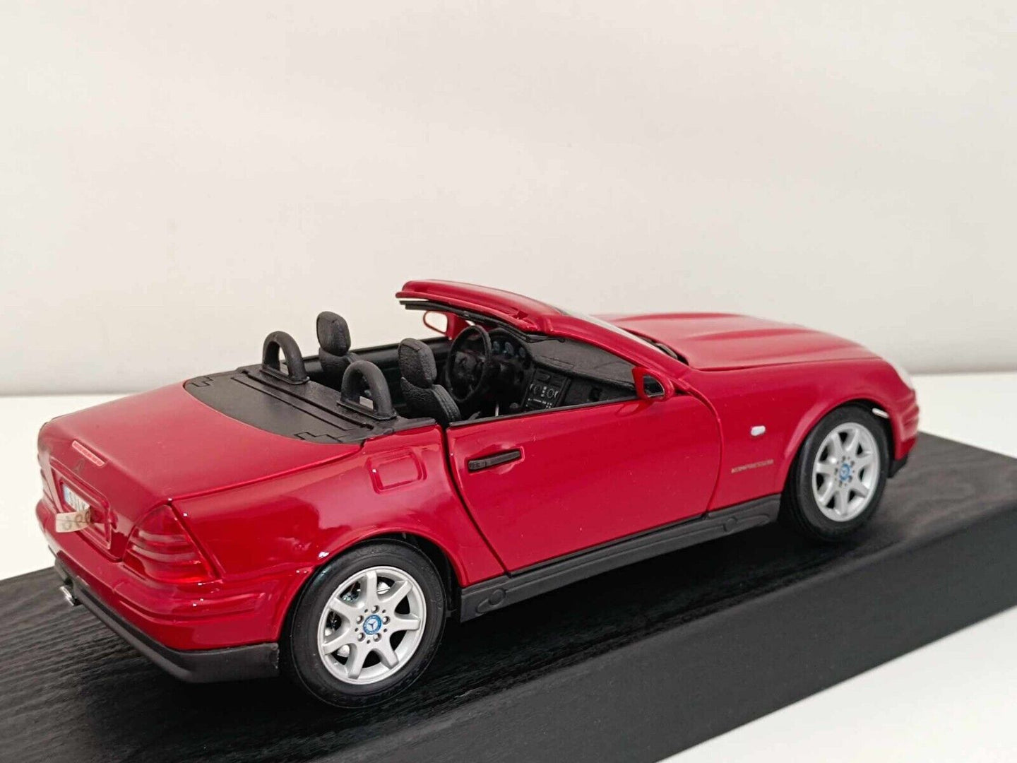 Mercedes-Benz SLK 230 - Maisto 1:18 GM Shop