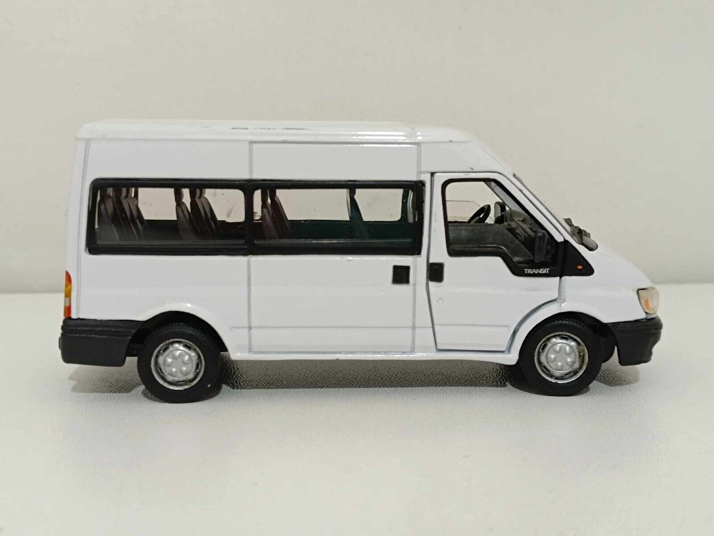 Ford Transit Minibus - Cararama 1:43 GM Shop