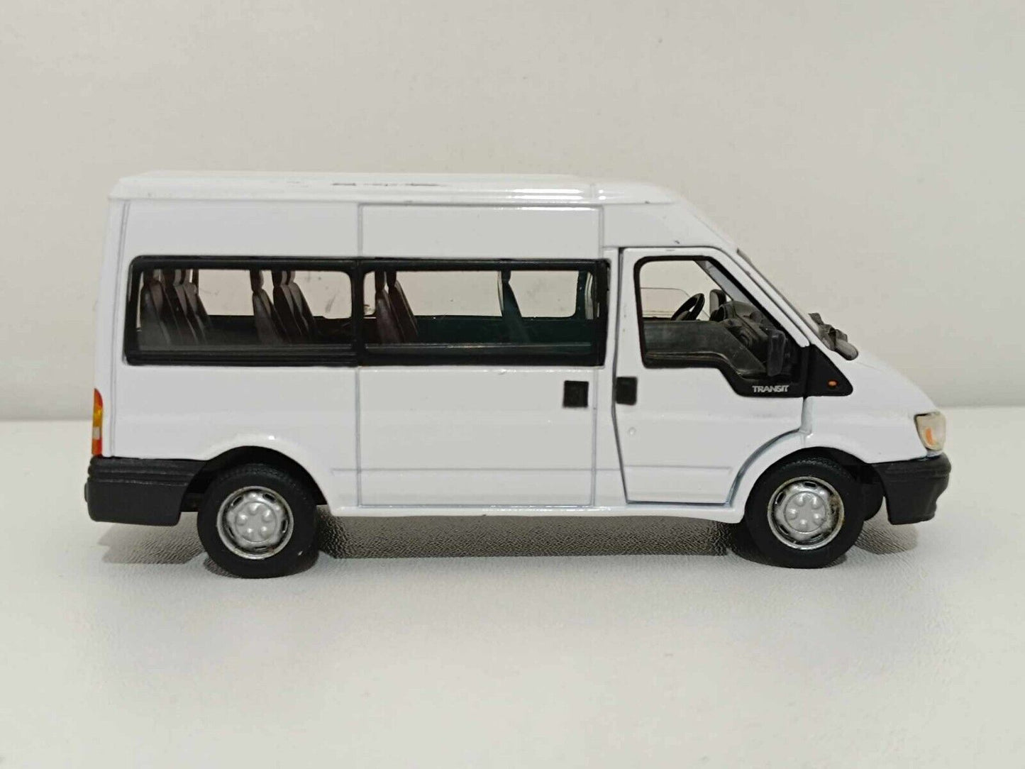 Ford Transit Minibus - Cararama 1:43 GM Shop