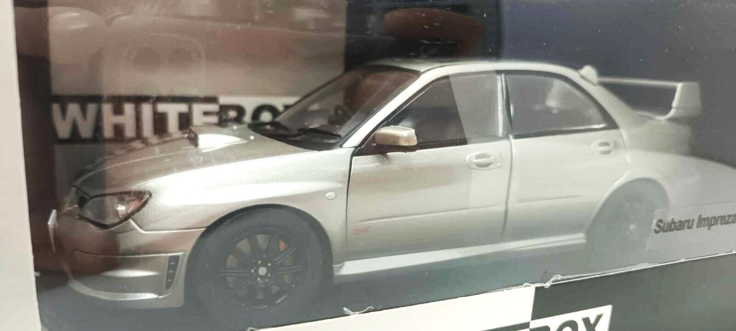 Subaru Impreza WRX STI RHD 2006 Grey Grigio Metallizzato Whitebox 1:24 Nuovo