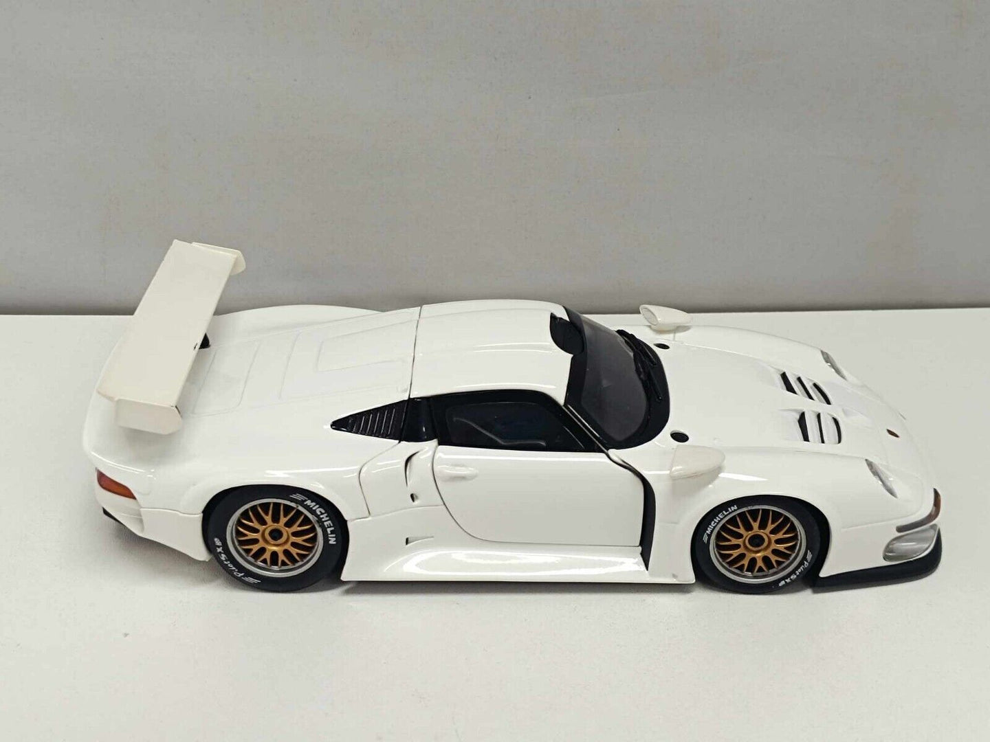 Porsche 911 GT1 White 1996 - UT Models 1:18