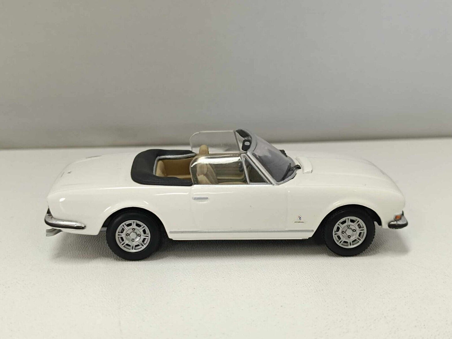 Peugeot 504 Cabriolet 1977 Blanc Alaska Minichamps 1:43 Limited Edition 2.640 Pz