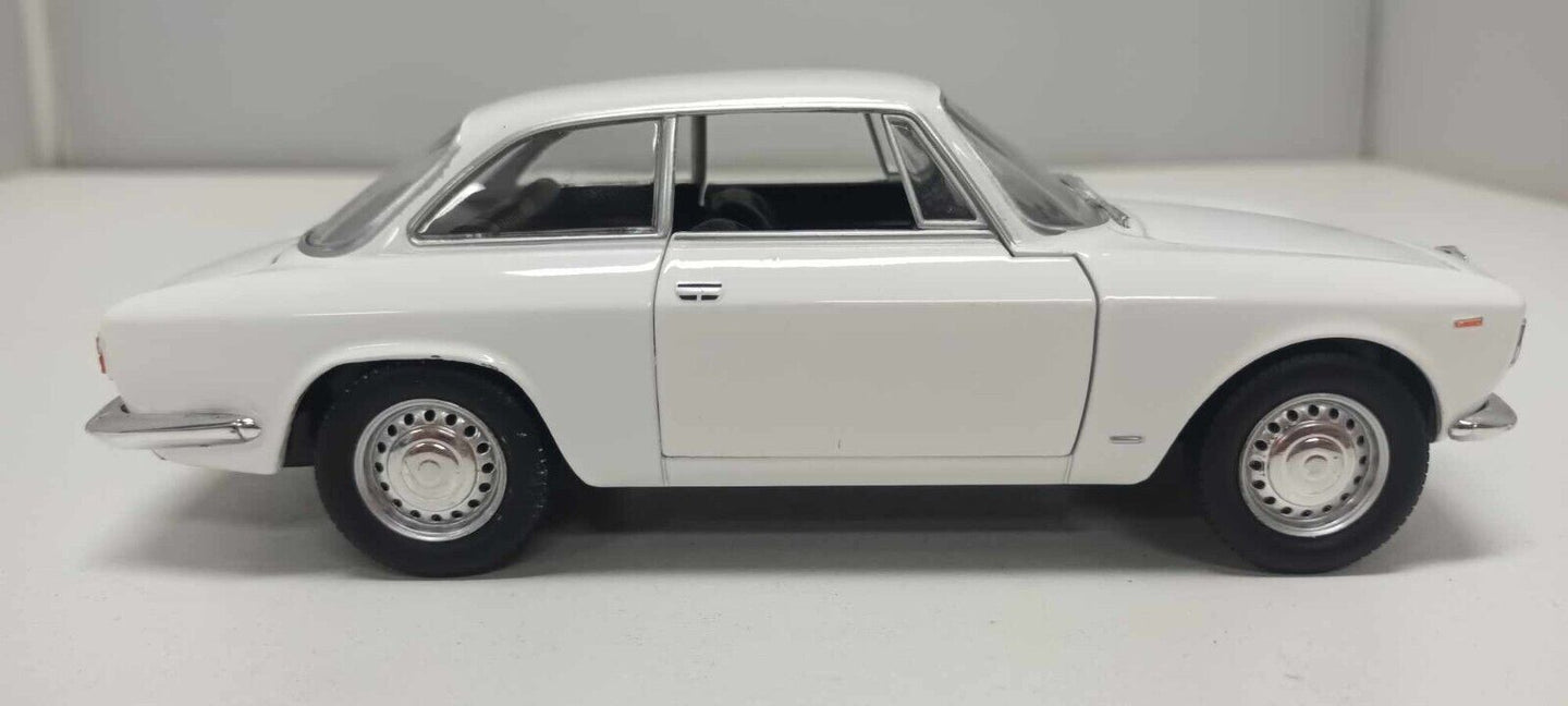 Alfa Romeo Giulia GT 1300 Junior 1965 Bianco White Edicola By Metro 1:24 Usato