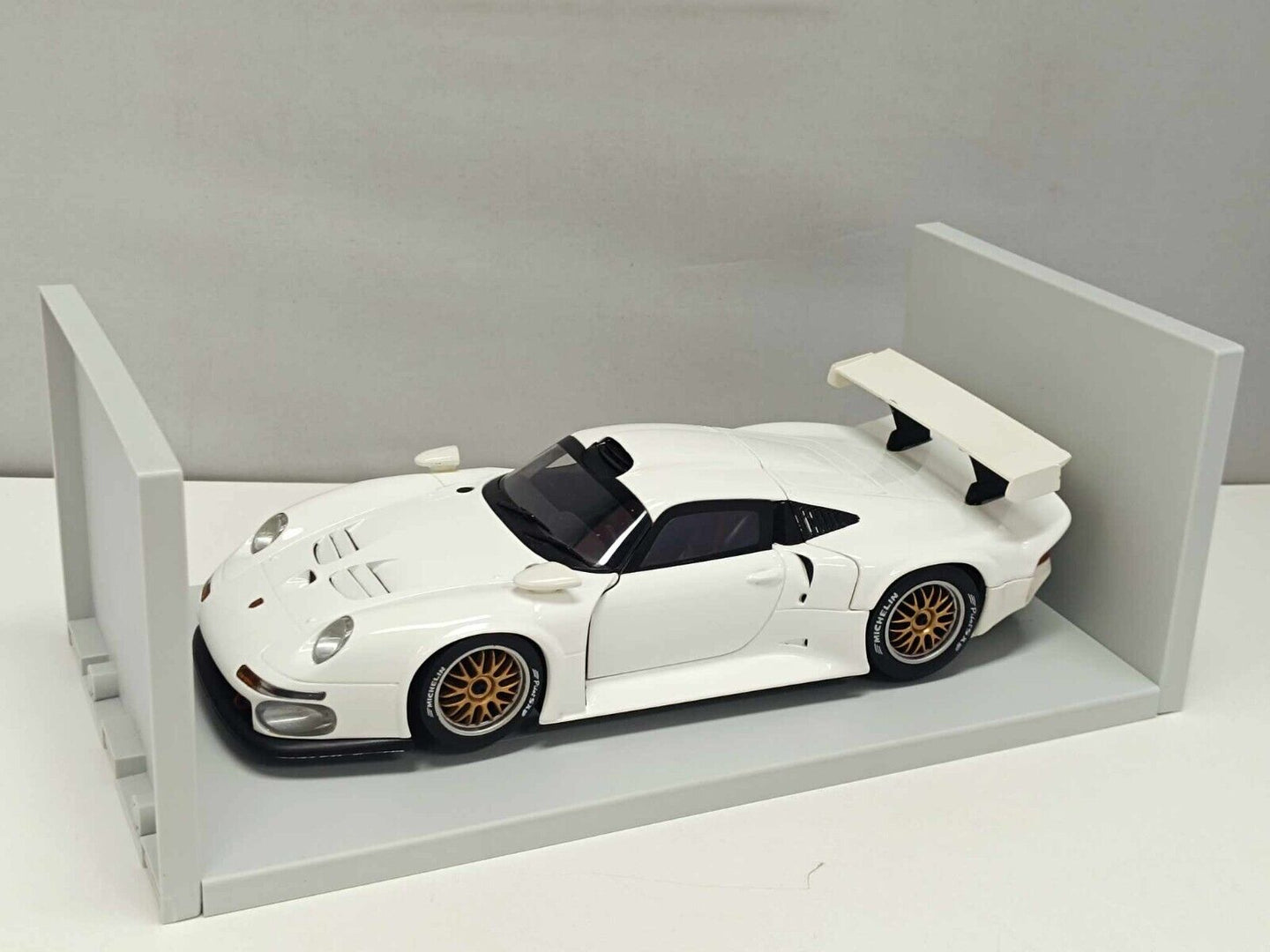 Porsche 911 GT1 White 1996 - UT Models 1:18