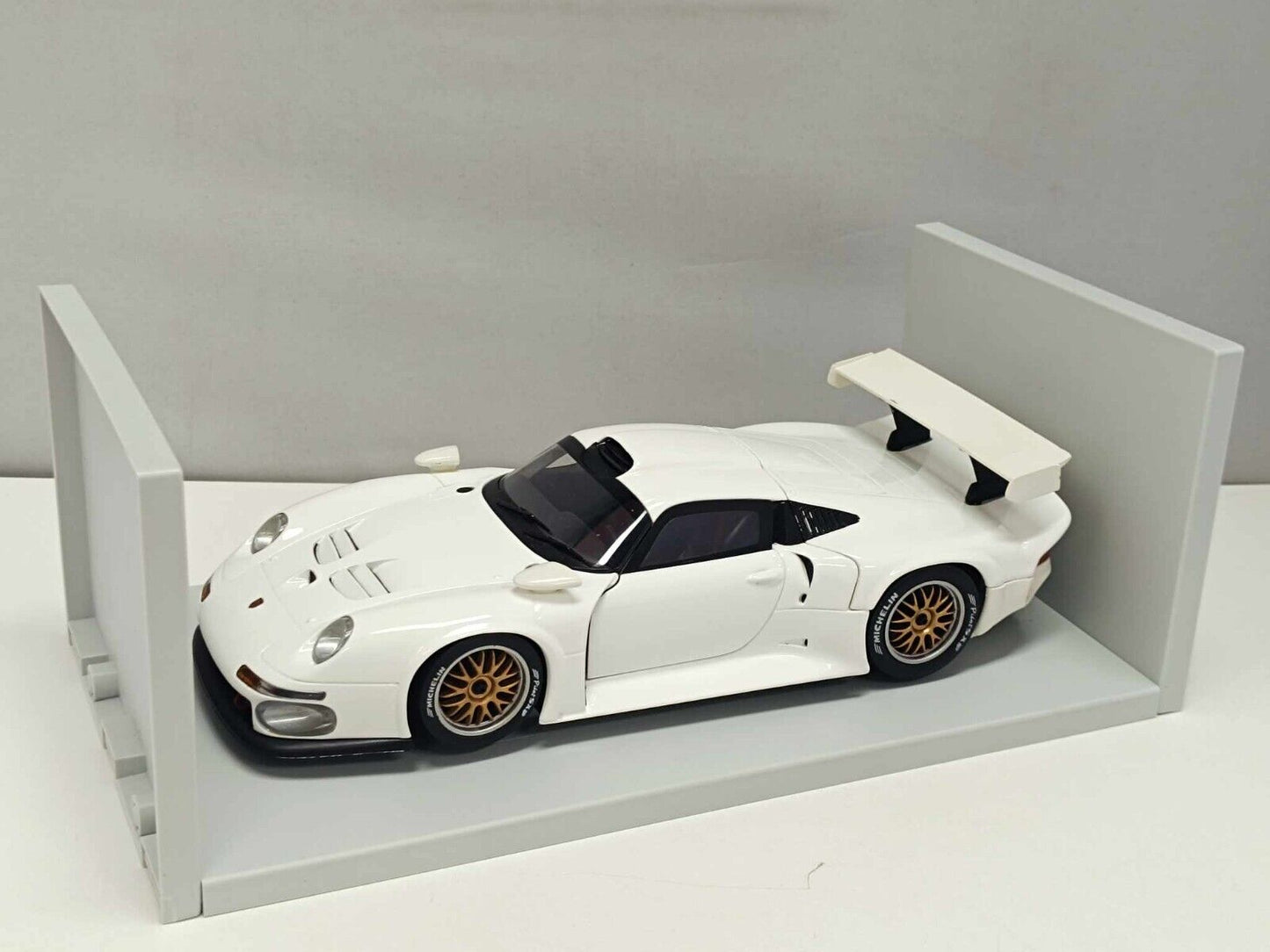 Porsche 911 GT1 White 1996 - UT Models 1:18