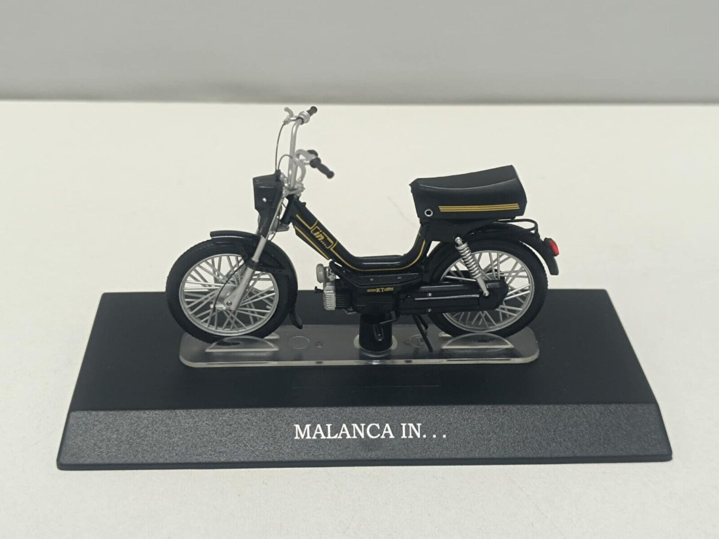 Malanca In... Motorino Edicola Leo Models 1:18 Usato + Basetta