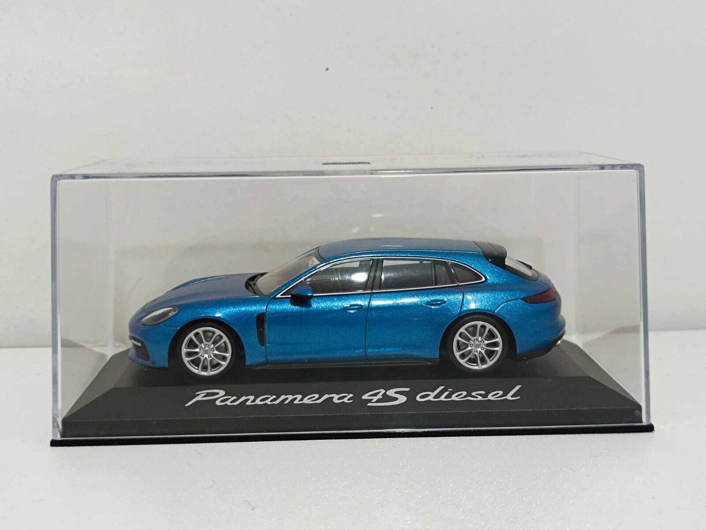 Porsche Panamera 4S Diesel - Minichamps 1:43 GM Shop