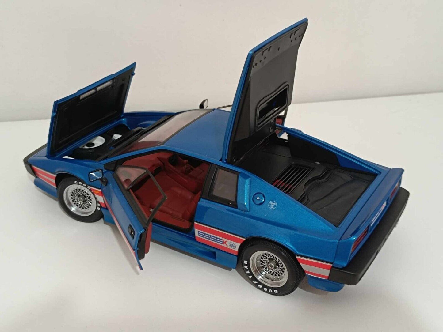 Lotus Esprit Turbo Essex Blue RHD - Autoart 1:18 GM Shop 