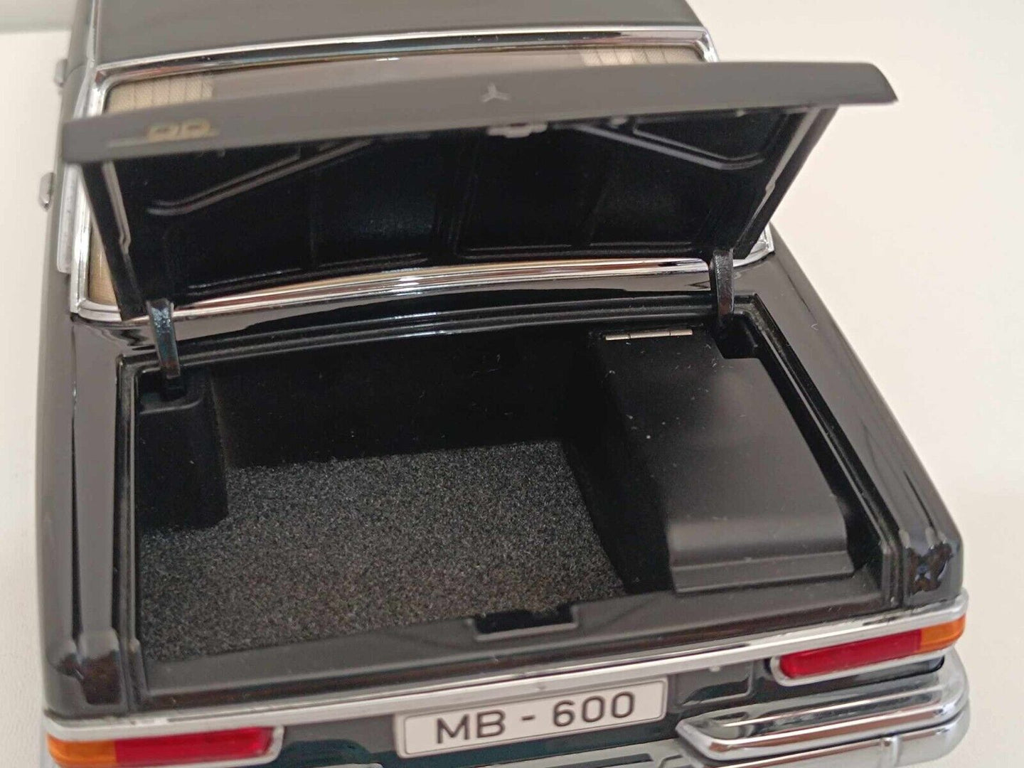 Mercedes Benz 600 SWB (VERY RARE) - Autoart Signature 1:18 GM Shop