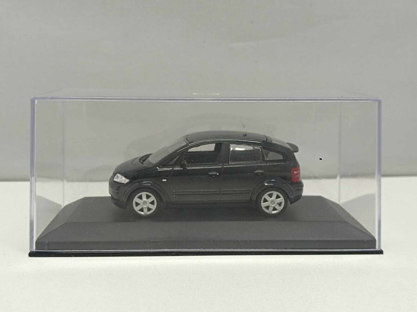 Audi A2 2000 Black Metallic Minichamps 1:43 Nero Metallizzato Usato + Teca