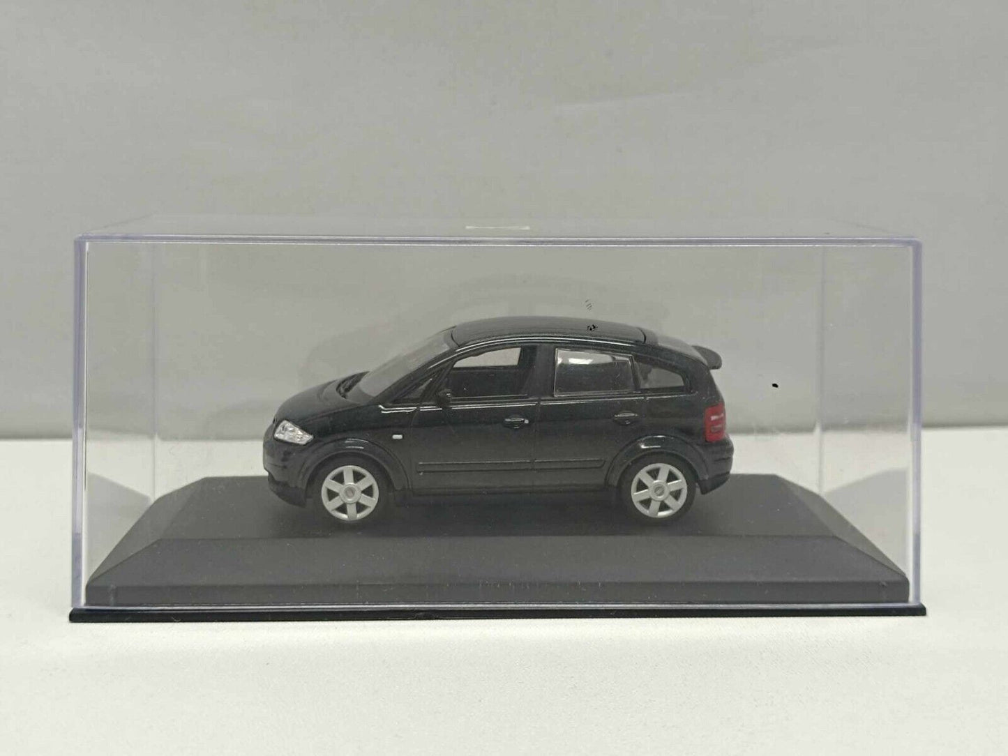 Audi A2 2000 Black Metallic Minichamps 1:43 Nero Metallizzato Usato + Teca