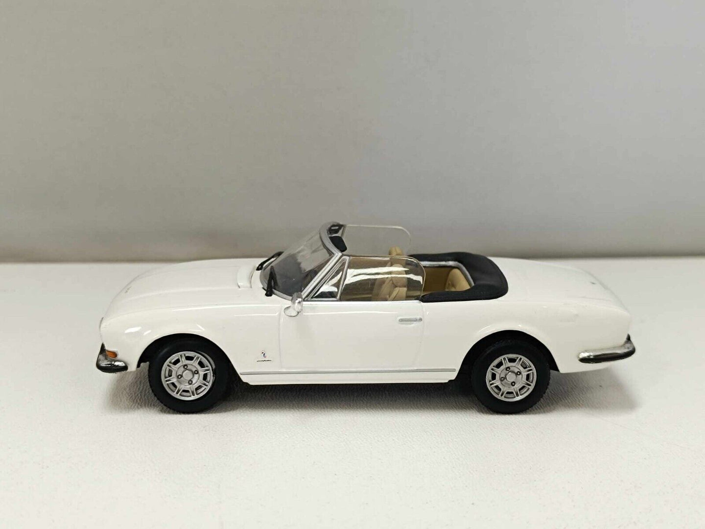 Peugeot 504 Cabriolet 1977 Blanc Alaska Minichamps 1:43 Limited Edition 2.640 Pz