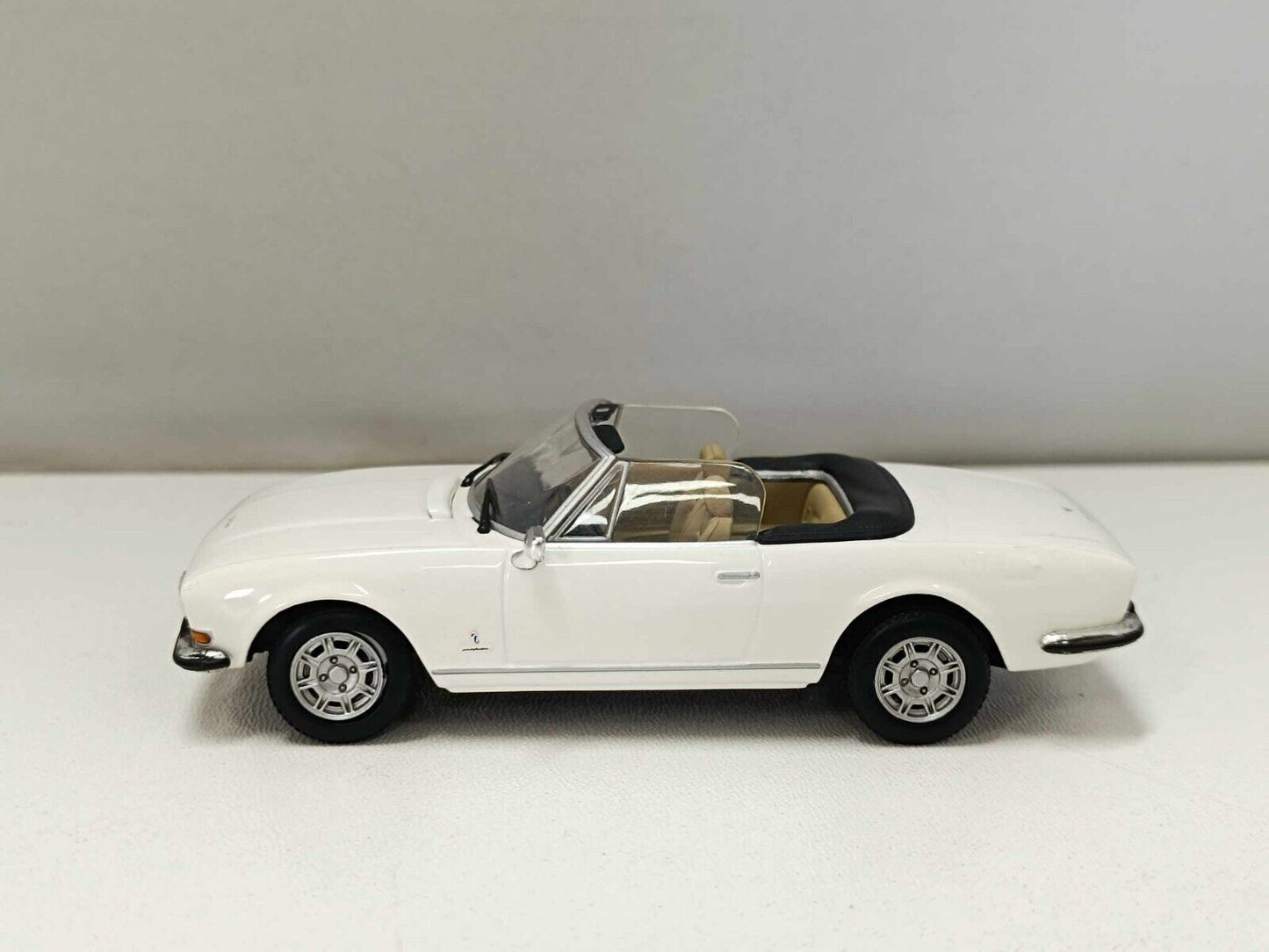 Peugeot 504 Cabriolet 1977 Blanc Alaska Minichamps 1:43 Limited Edition 2.640 Pz