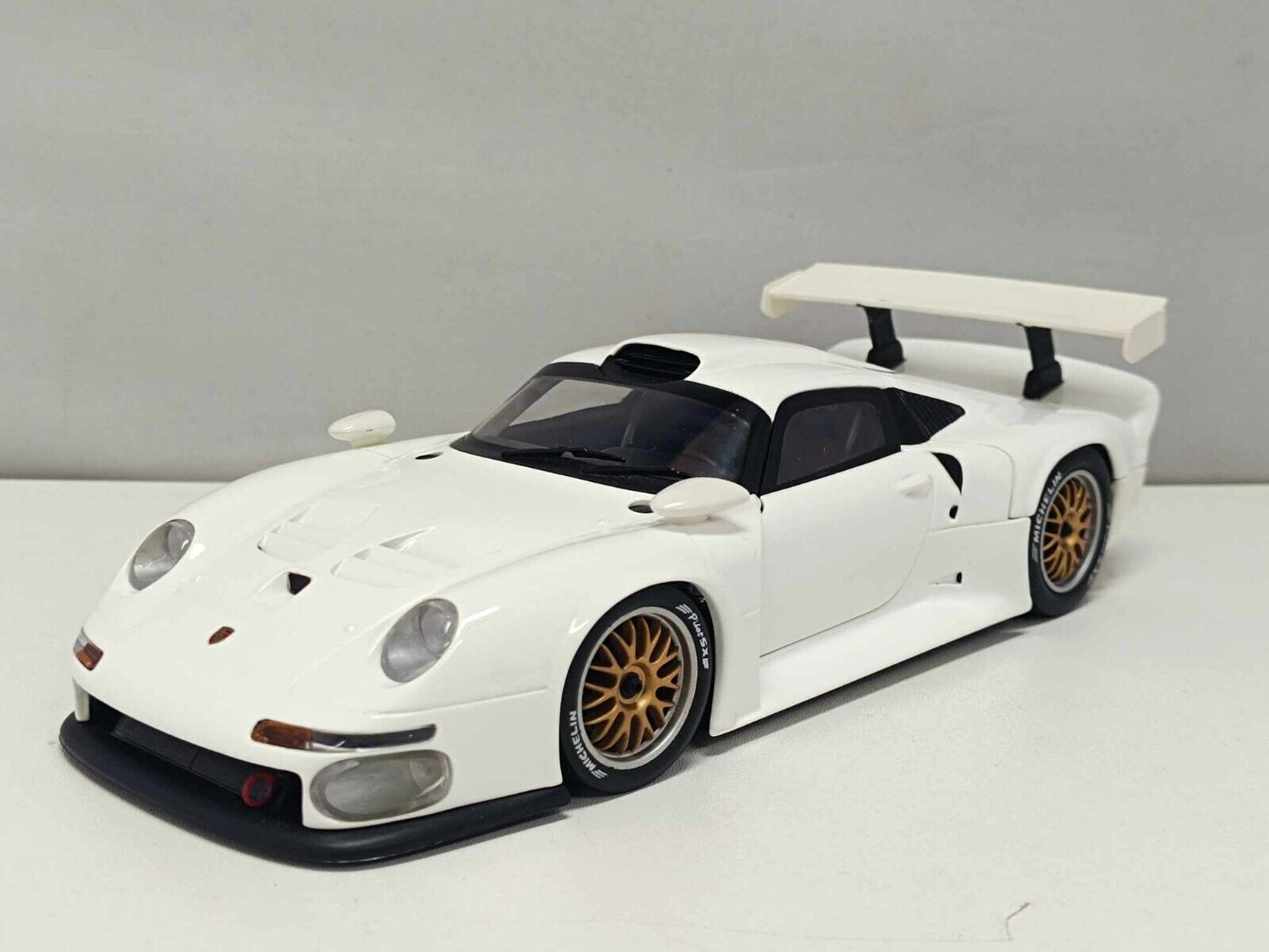 Porsche 911 GT1 White 1996 - UT Models 1:18