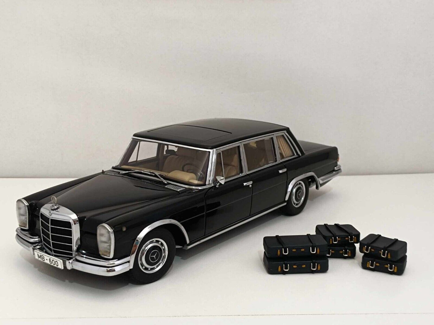 Mercedes Benz 600 SWB (VERY RARE) - Autoart Signature 1:18 GM Shop