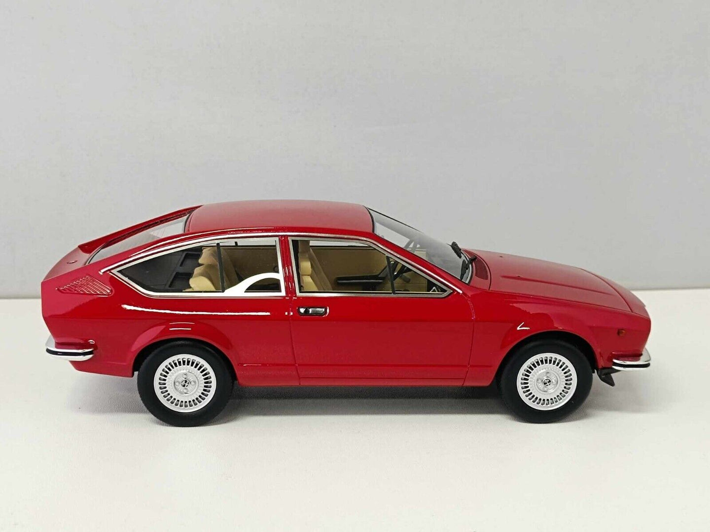 Alfa Romeo Alfetta GT 1.6 1976 Laudoracing 1/18 Rossa Usato Edizione Limitata