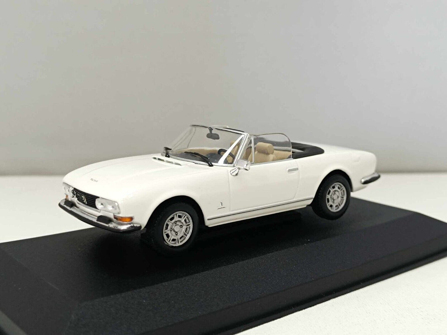 Peugeot 504 Cabriolet 1977 Blanc Alaska Minichamps 1:43 Limited Edition 2.640 Pz