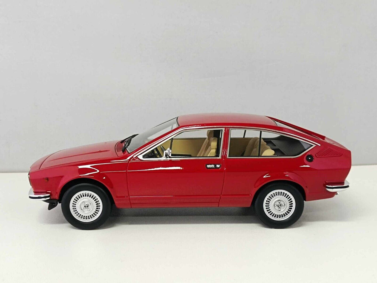 Alfa Romeo Alfetta GT 1.6 1976 Laudoracing 1/18 Rossa Usato Edizione Limitata