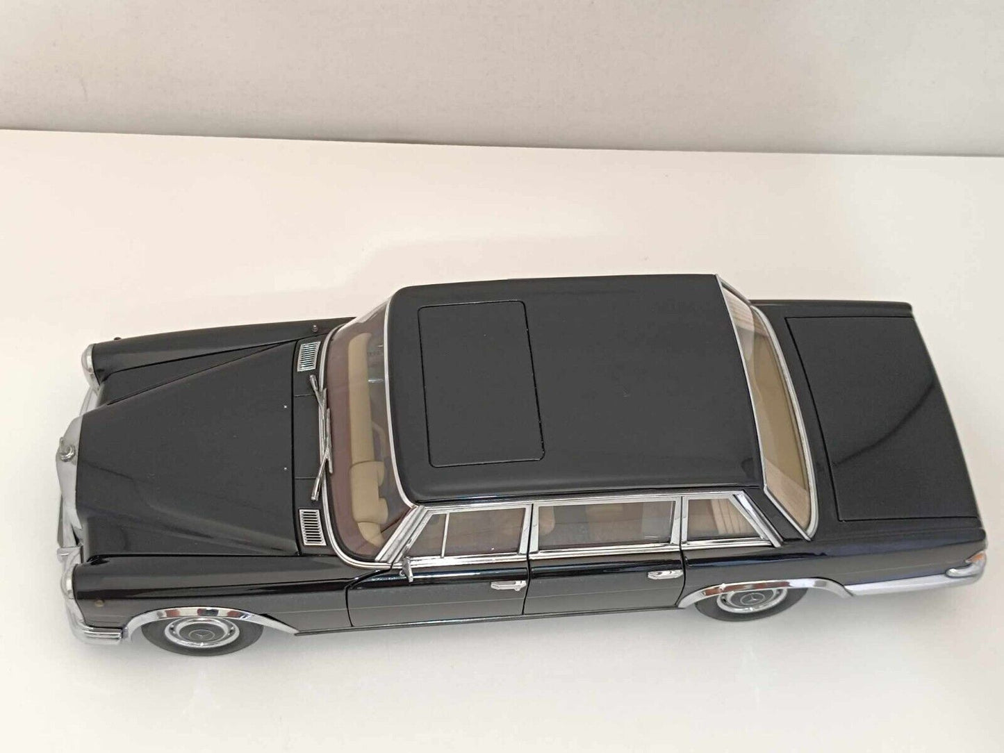 Mercedes Benz 600 SWB (VERY RARE) - Autoart Signature 1:18 GM Shop