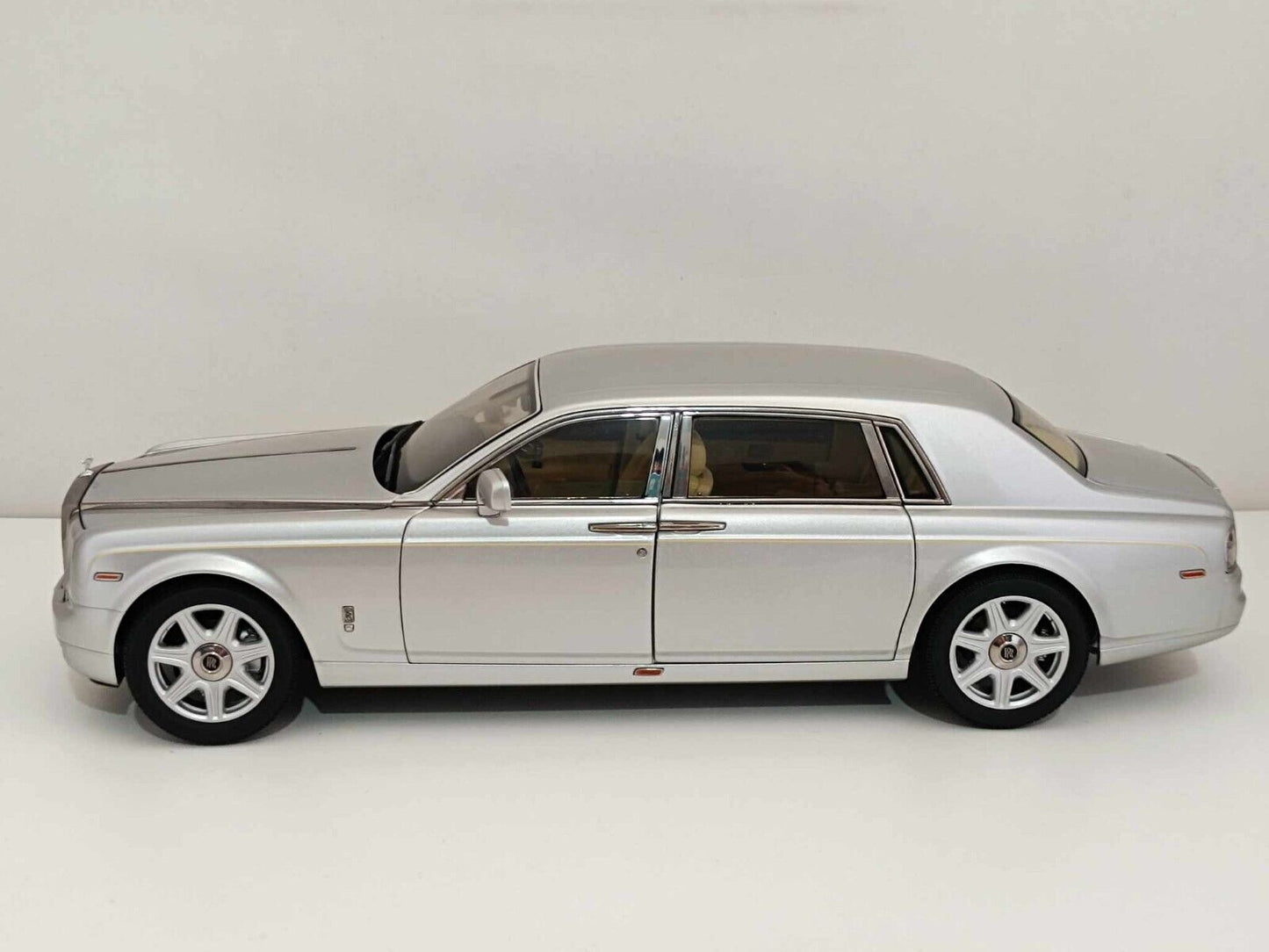 Rolls-Royce Phantom Extended Wheelbase (Very Rare) - Kyosho 1:18 GM Shop