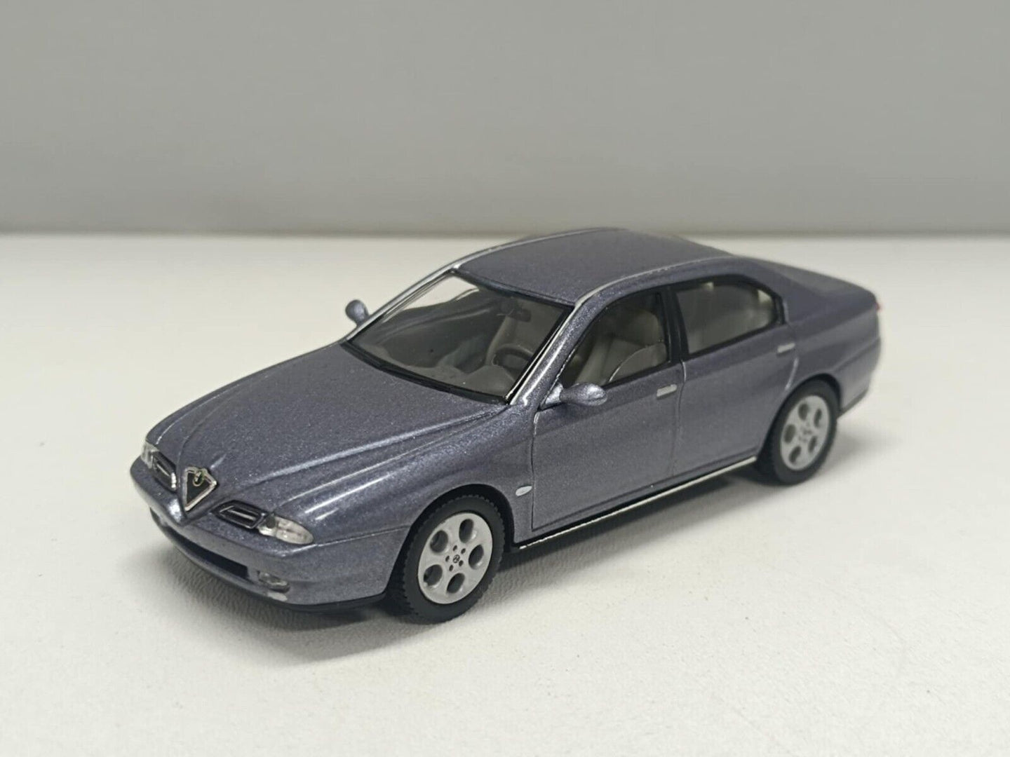 Alfa Romeo 166 - 1998 Grigio Grey Met Chiaro Solido 1:43 Usato + box Gift Set
