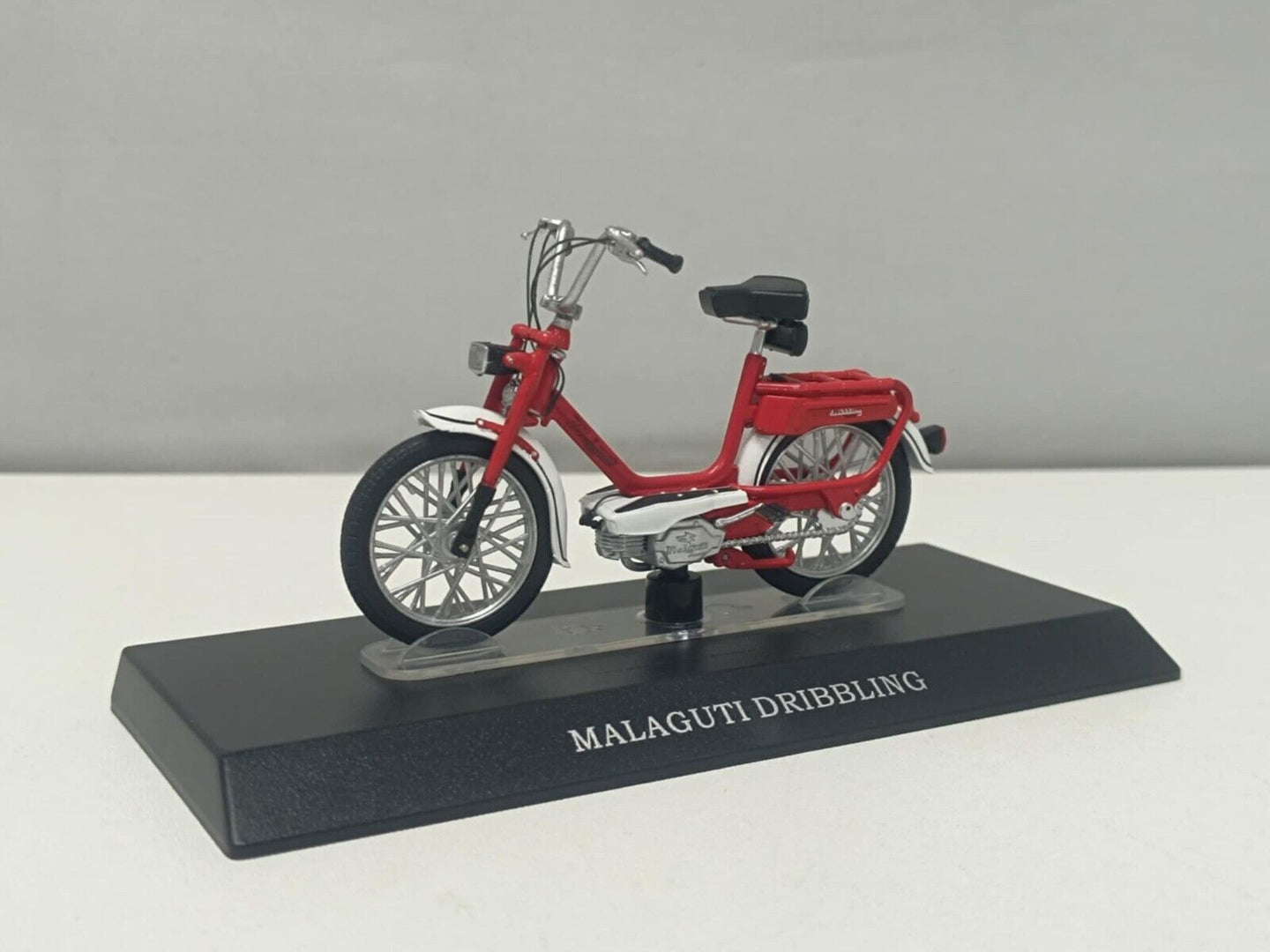 Malaguti Dribbling Motorino Edicola Leo Models 1:18 Usato + Basetta