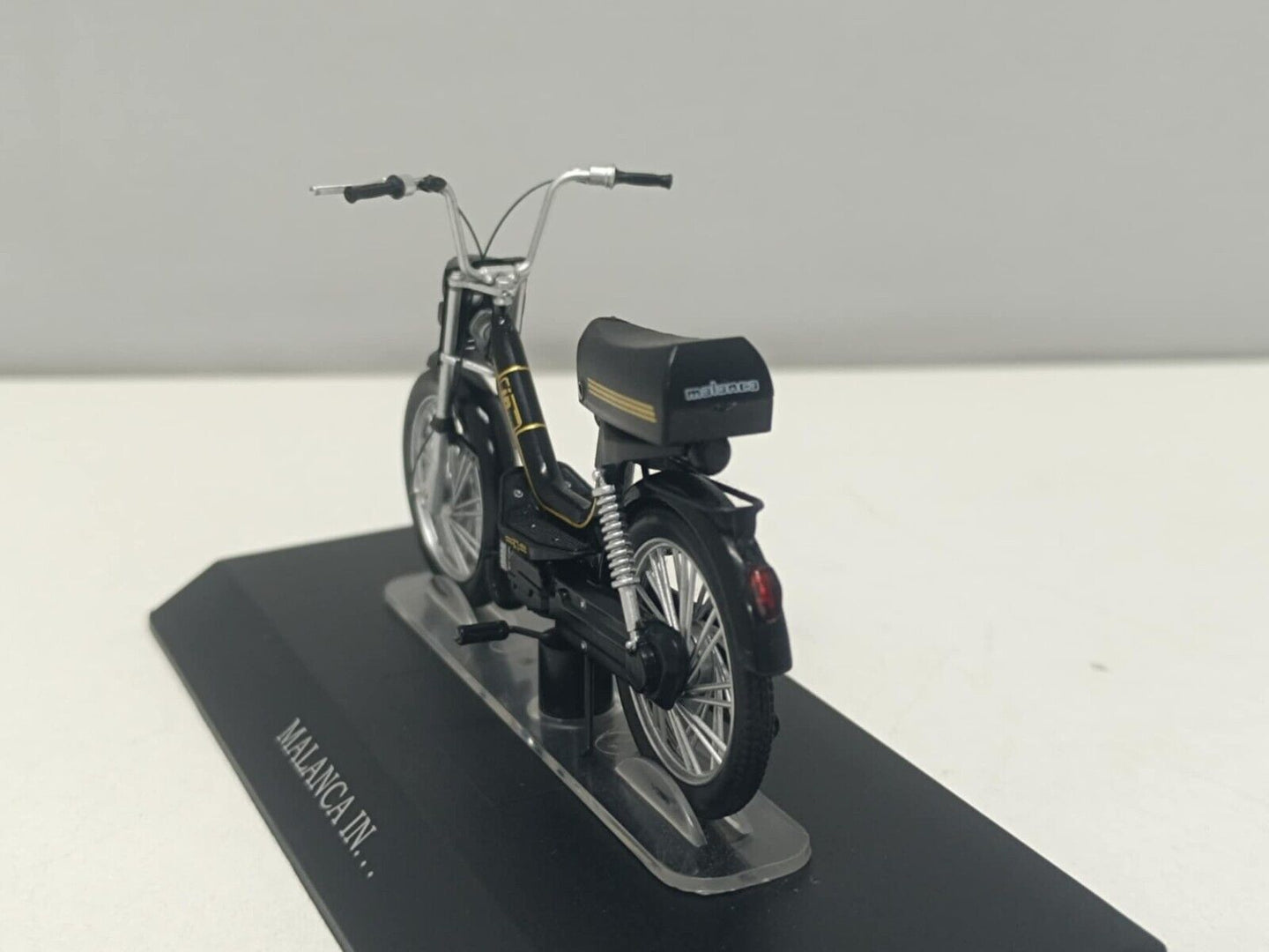 Malanca In... Motorino Edicola Leo Models 1:18 Usato + Basetta