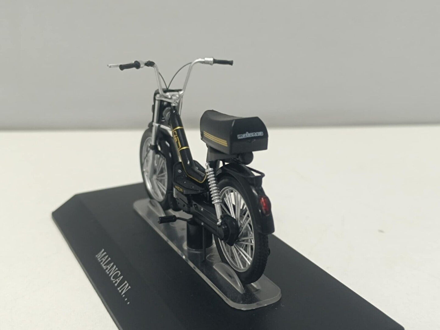 Malanca In... Motorino Edicola Leo Models 1:18 Usato + Basetta
