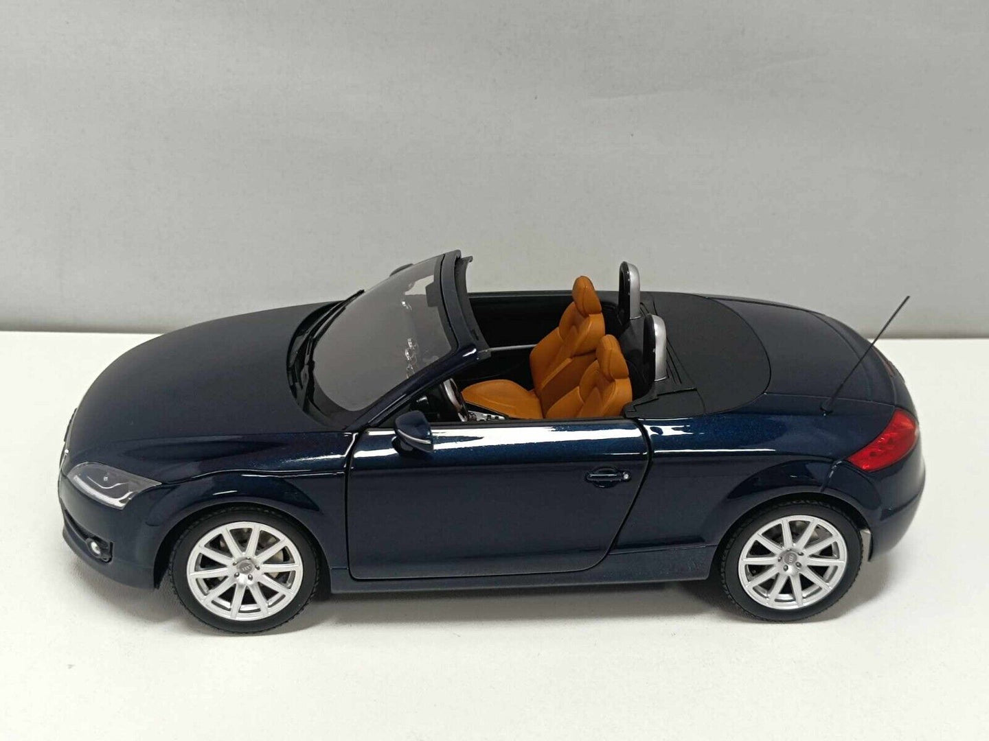 Audi TT Roadster 2006 Tiefseeblau - Minichamps Dealers Edition 1:18 GM Shop