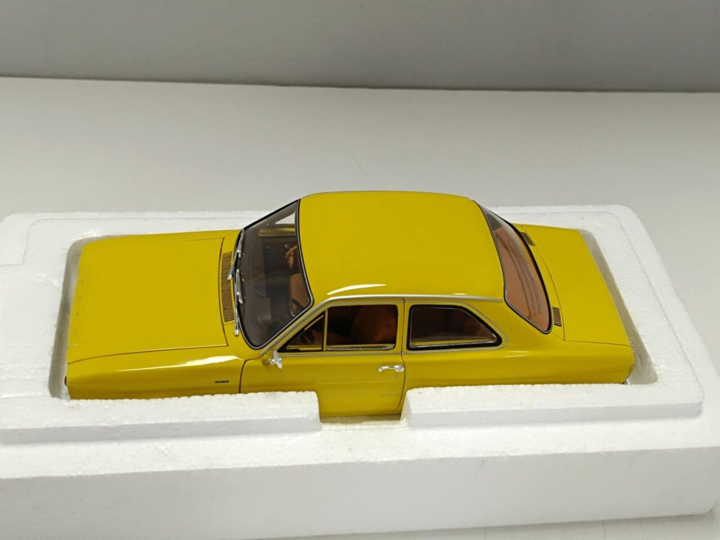 Ford Escort I Street 1971 Giallo Yellow Minichamps 1:18 Usato + Box 1/18