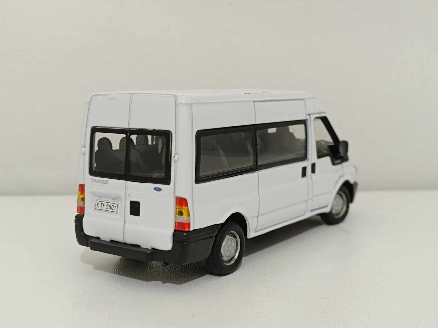 Ford Transit Minibus - Cararama 1:43 GM Shop