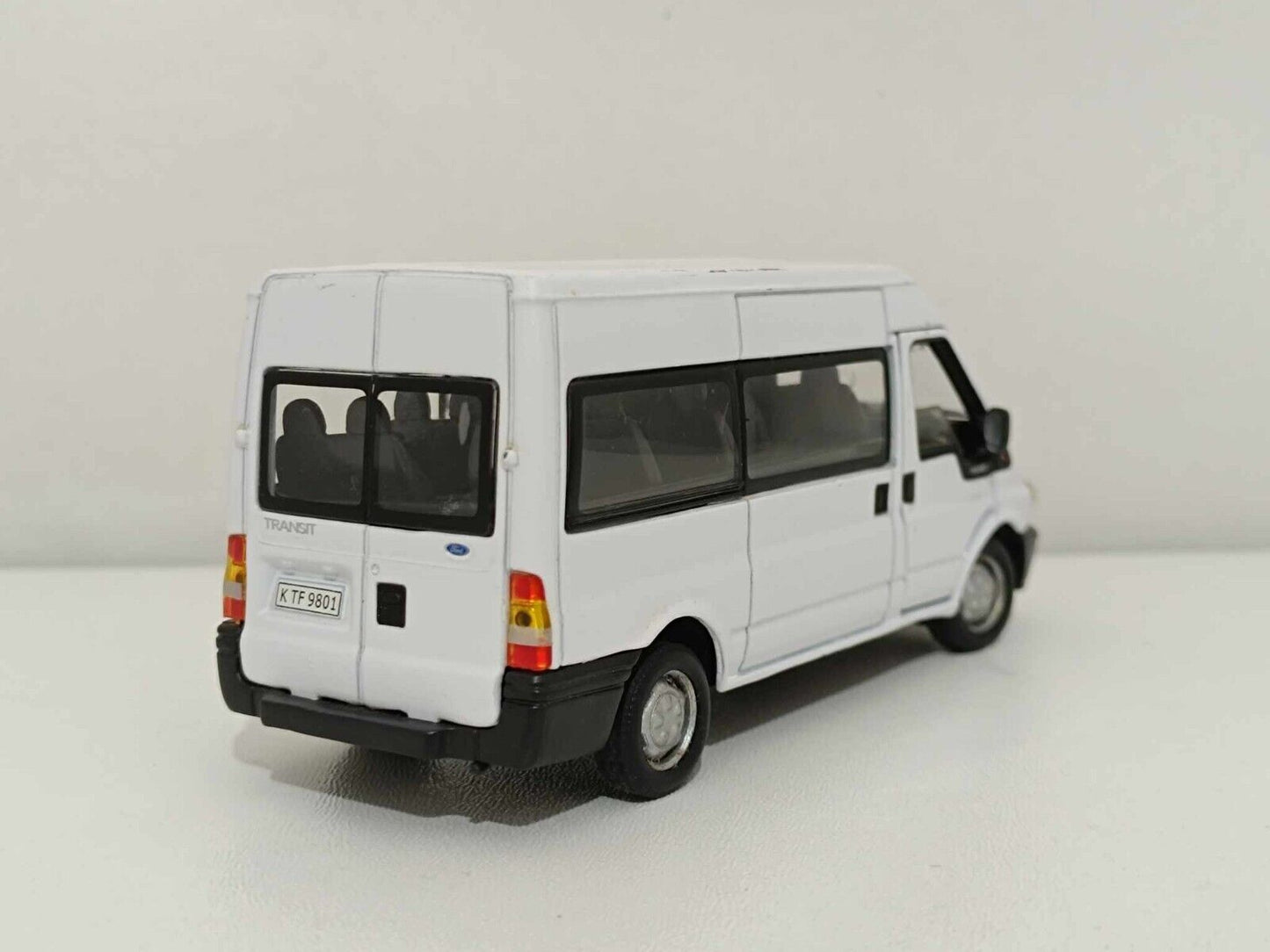 Ford Transit Minibus - Cararama 1:43 GM Shop