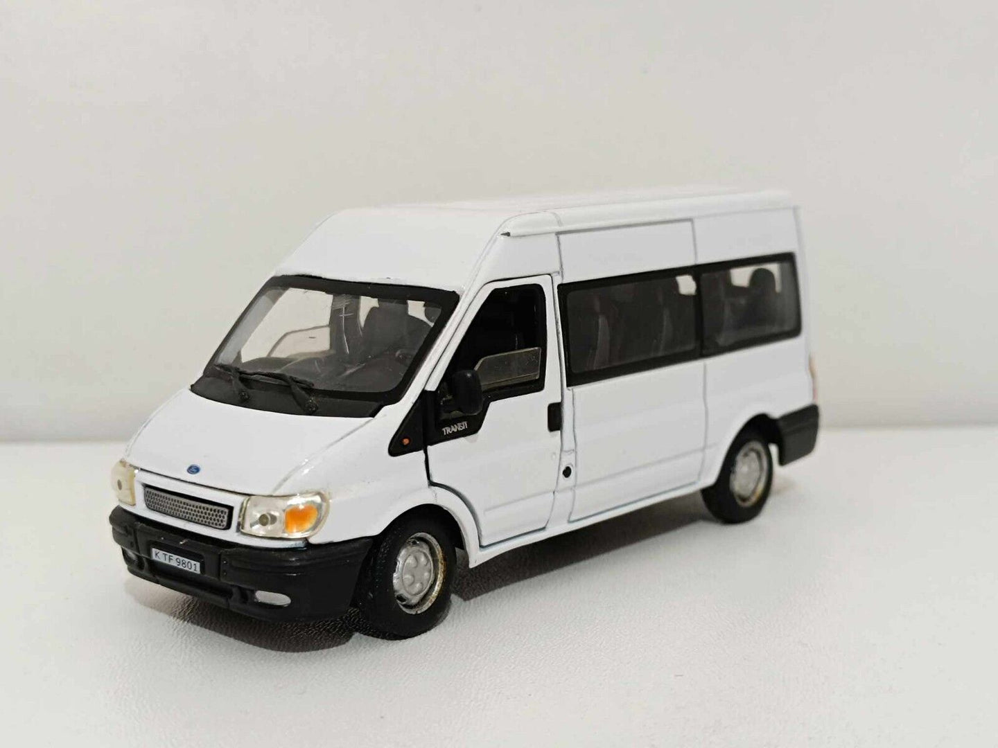 Ford Transit Minibus - Cararama 1:43 GM Shop
