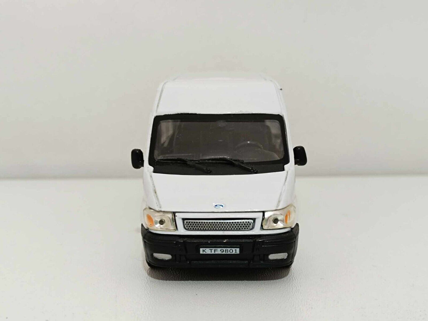 Ford Transit Minibus - Cararama 1:43 GM Shop