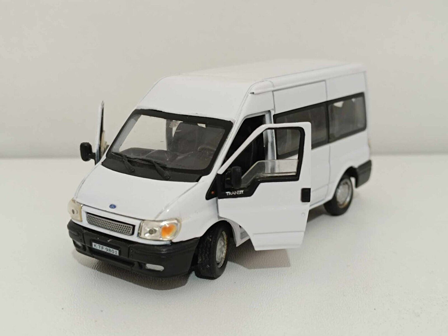 Ford Transit Minibus - Cararama 1:43 GM Shop