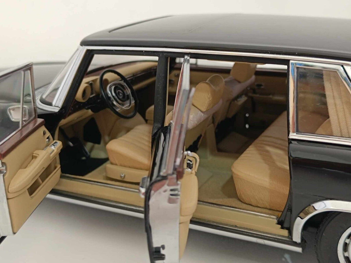 Mercedes Benz 600 SWB (VERY RARE) - Autoart Signature 1:18 GM Shop