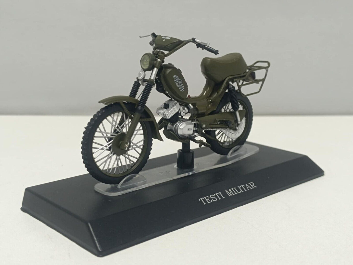 Testi Militar Motorino Edicola Leo Models 1:18 Usato + Basetta
