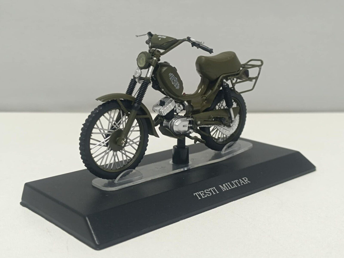 Testi Militar Motorino Edicola Leo Models 1:18 Usato + Basetta