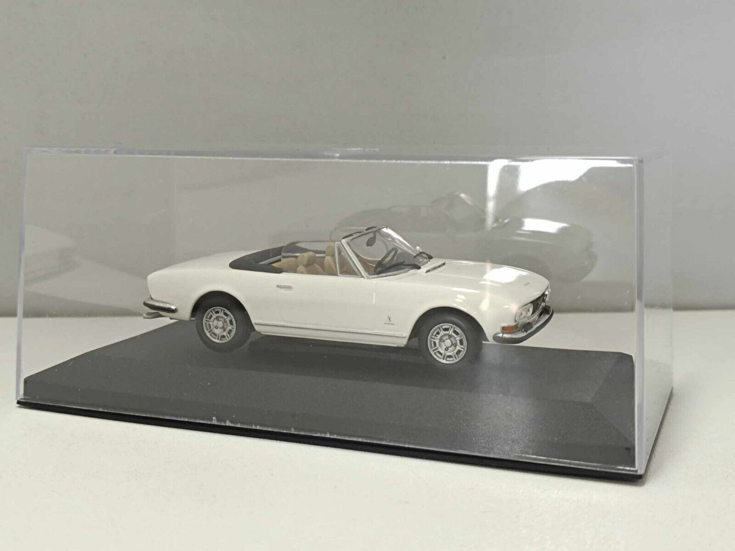 Peugeot 504 Cabriolet 1977 Blanc Alaska Minichamps 1:43 Limited Edition 2.640 Pz